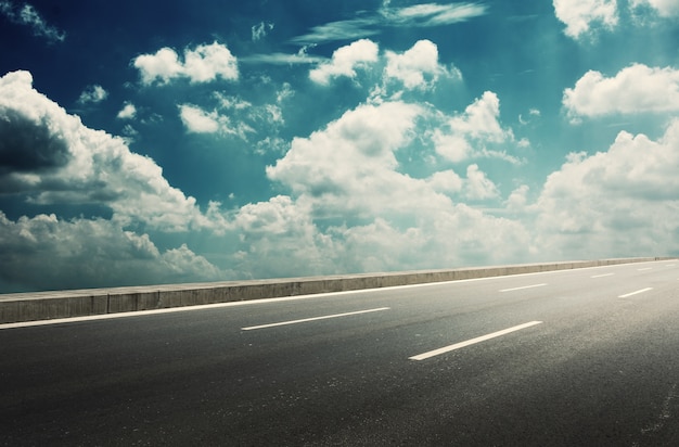 NBA季后赛凯尔特人对阵热火比赛场馆内部图 - 木质地板与观众席