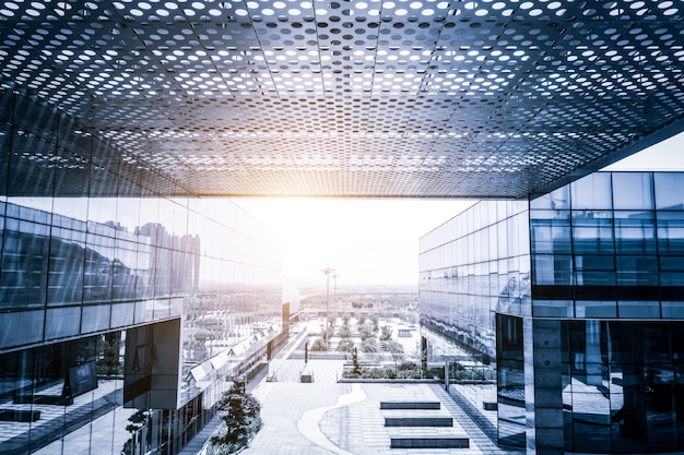 篮球比赛中球员激烈防守对抗瞬间 - 争抢篮板球