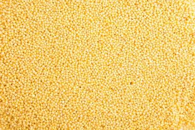 足球运动员哈兰德进球后庆祝瞬间 - 张开双臂奔跑